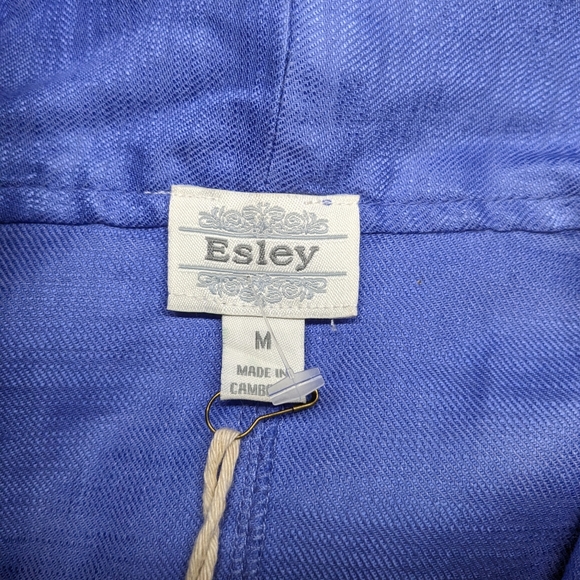 T-shirt 👕 with jacket 🧥. - Picture 2 of 8